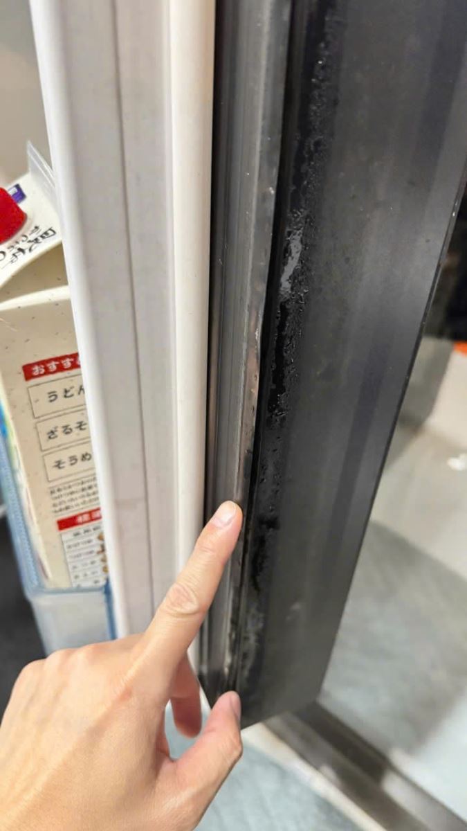 Gioăng tủ bị rách dẫn tới khí lạnh thoát ra nhiều, hỏng thực phẩm