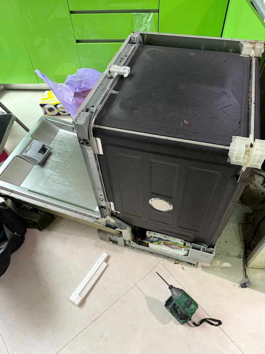 Máy rửa bát báo lỗi E15 kèm vòi nước nháy