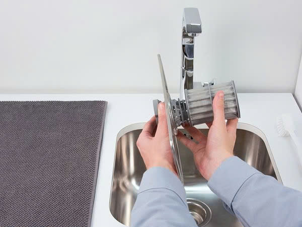 Vệ sinh bộ lọc, cặn thức ăn giúp máy rửa bát hoạt động tối ưu nhất