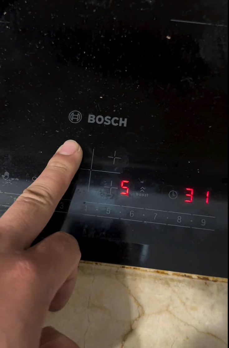 lỗi E0531 ở bếp từ Bosch do do mạch điều khiển bị hỏng hoặc chập mạch